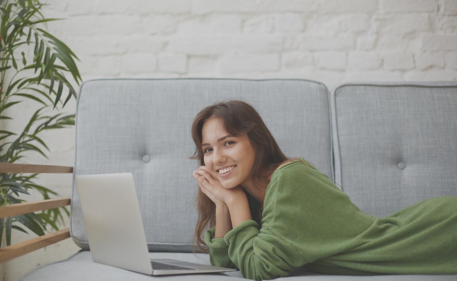 Detailansicht einer Modellierungssitzung mit Laptop und Notizen
