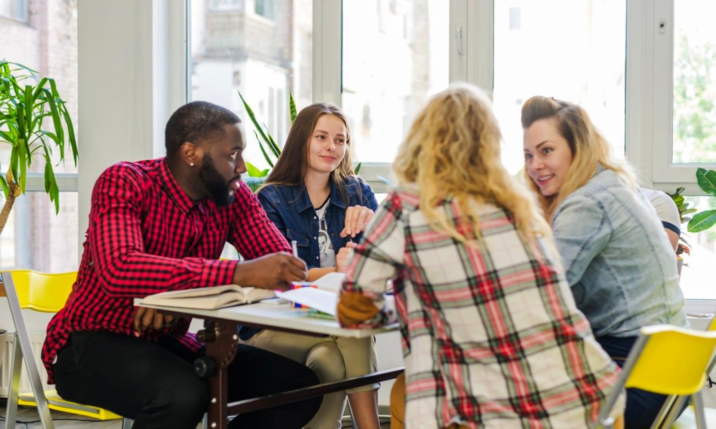 Teilnehmer beim Arbeiten an Finanzmodellen während einer Schulungssession