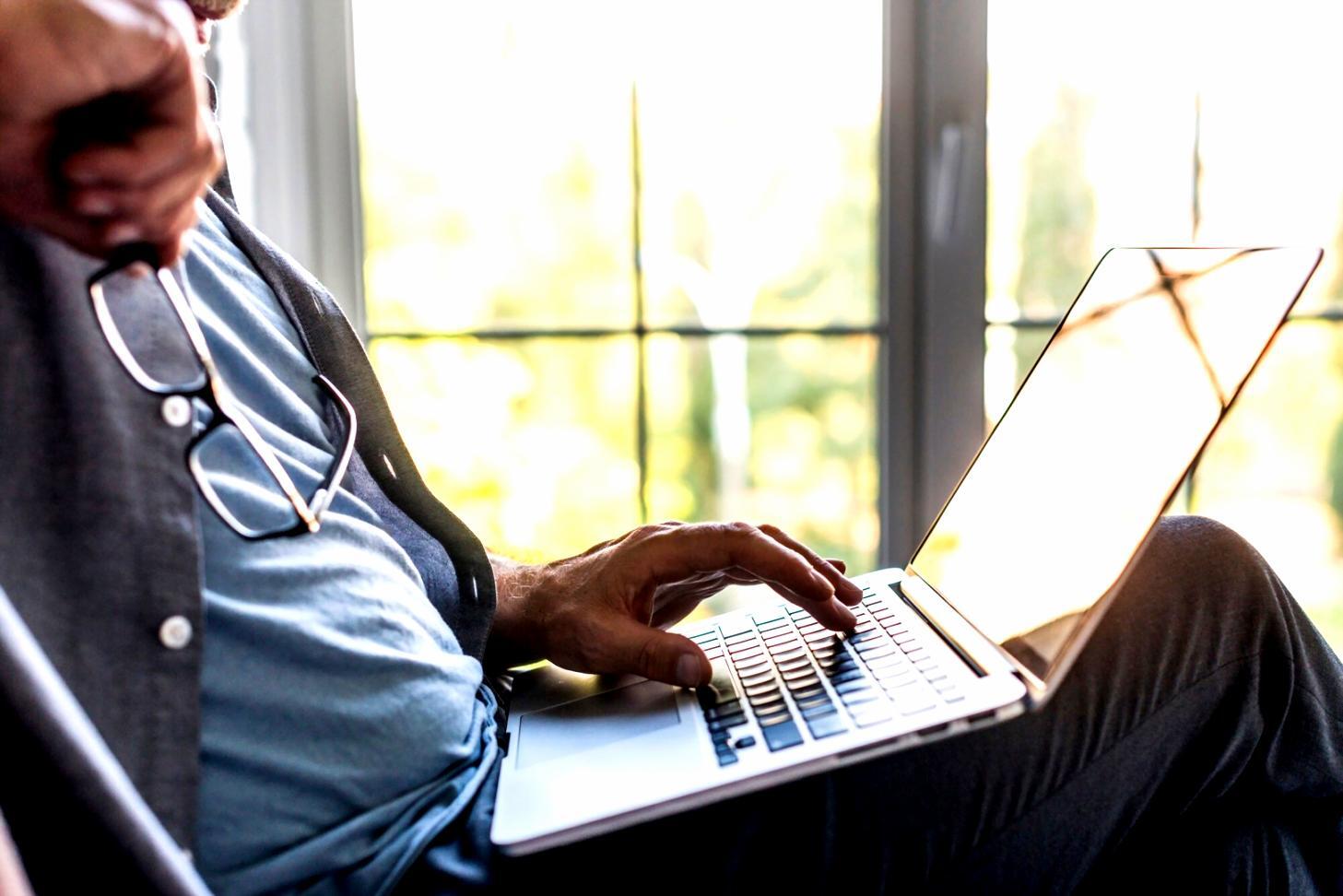 Finanzanalyst arbeitet an komplexem Modell