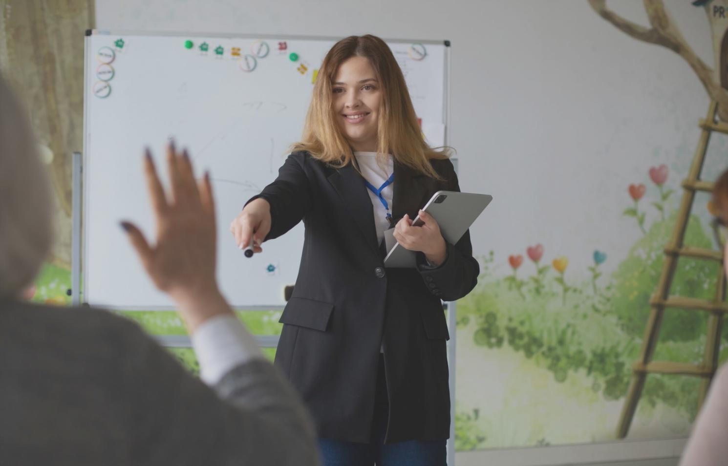 Analyst arbeitet mit Finanzmodellen und Datenanalyse am Computer