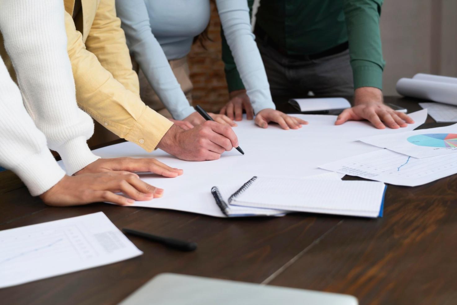 Workshop-Situation mit Teilnehmern beim Arbeiten an Finanzmodellen